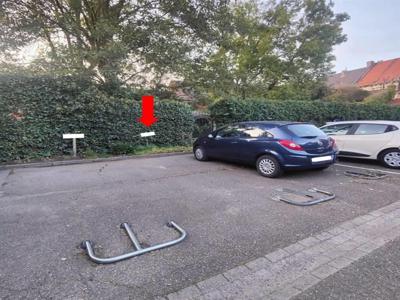 Zeer gunstig gelegen autostaanplaats in het centrum van Maas