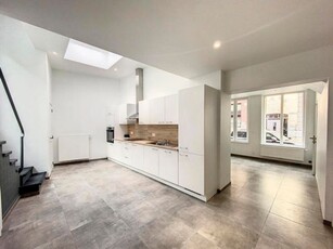 Aantrekkelijk appartement met twee slaapkamers en balkon. Be