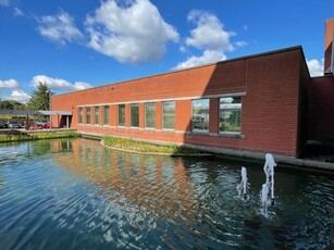 Bedrijfsgebouw in industriezone van Zwijndrecht