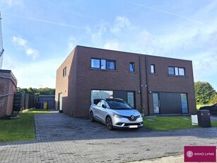 Prachtige nieuwbouwwoning met 4 slaapkamers en verzichten!