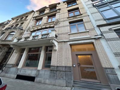 Ruim net gerenoveerd appartement op het 2de verdiep