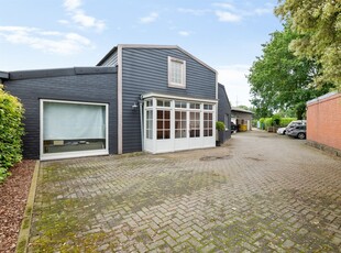 Atelier met kantoor/ toonzaal van 252m² en 1.113m² magazijn op perceel van 4.434m²