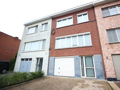 Bel-etage met 3 kamers, ruime garage en prachtige tuin