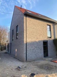 Energiezuinige halfopen nieuwbouwwoning met vier slaapkamer