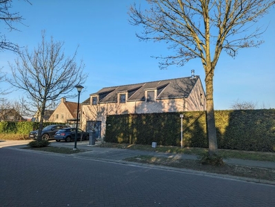 Goed onderhouden, stijlvolle villa, ideaal gelegen.