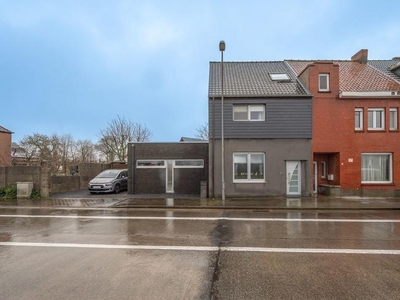 Ruime gerenoveerde woning te Zedelgem.