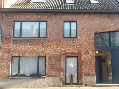 Smaakvol gerenoveerde woning met atelier en tuin.