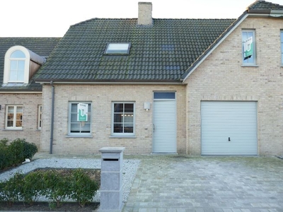 Uitgebouwde woning met zongerichte tuin en uitweg in doodlo