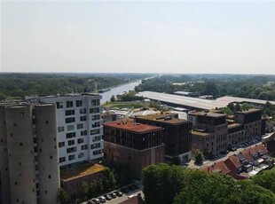 LICHTOVERGOTEN LOFT OP DE BOVENSTE VERDIEPING INGERICHT ALS