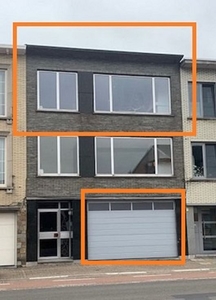 Gerenoveerd appt met 2 slpks, terras en dubbele garage