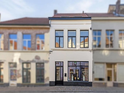 Stijlvol duplexappartement met handelsgelijkvloers in Brugge