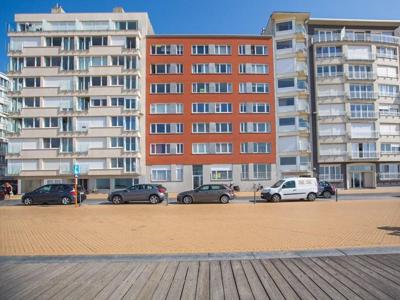 Volledig gerenoveerd 2 slaapkamer appartement bereikbaar v