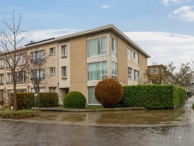 Gelijkvloers appartement met 2 slpks, tuin en garagebox met oprit!