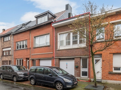 Op te frissen woning met 2 slaapkamers, garage en stadstuin!