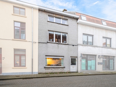 Te renoveren woning met 3 slaapkamers en stadskoer in Gent!