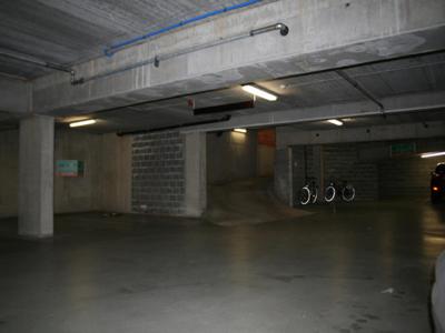 Autostaanplaats in afgesloten garage