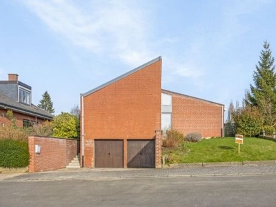 Huis te koop ,stijl bungalow met garage en grote tuin