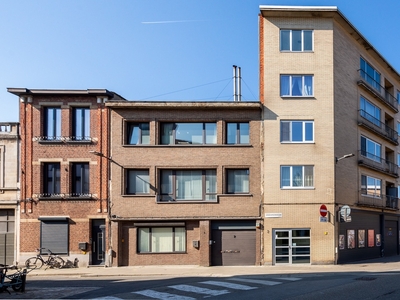 Volledig gebouw met woongelegenheden + magazijn / parking