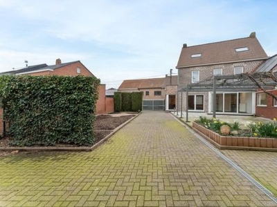 Woning met Magazijn in Dentergem.