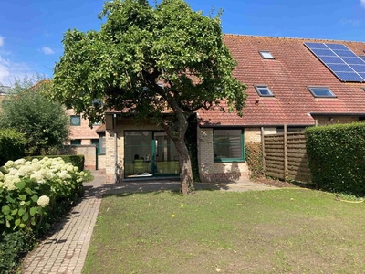 Huis in het centrum met zonnige tuin en aanpalende garage.