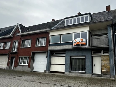 Rijwoning met tuin, terras, garage en 3 slaapkamers in Loke