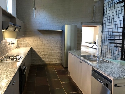 ruime industriële woning te huur