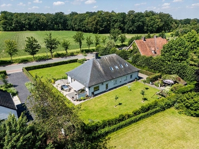 Tijdloze villa (met studio) in groene omgeving