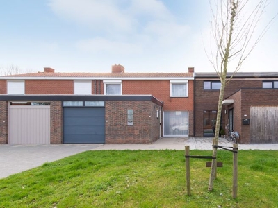 Woning met 3 slaapkamers, garage en tuin.