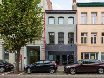 Prachtig en instapklaar handelspand met woongedeelte op een zeer commerciële ligging, in het centrum van Turnhout, nabij openbaar vervoer, autostrade E34 en winkelstraat.