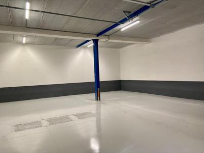 KMO-unit van 1.179 m² met sectionale poort nabij de E313