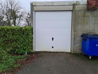 2 grote garages te huur te Leerbeek, 150 Euro per stuk