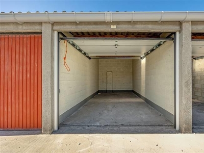 Garagebox met nieuwe poorten en nieuwe oprit