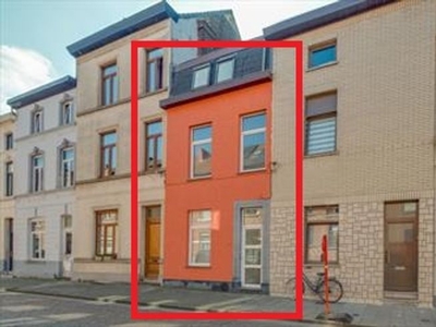 Mooie ruime woning in goed gelegen buurt Sint-Amandsberg.