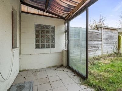 Te renoveren gezinswoning met garage en tuin