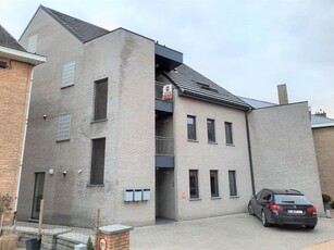 Ruim duplex-appartement met 3 slaapkamers, terras en autost