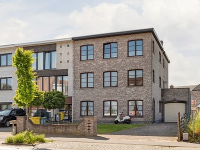 Gerenoveerd appartement met 2 slaapkamers, tuin en garage