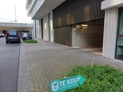 Handige overdekte staanplaats te koop aan het station van B