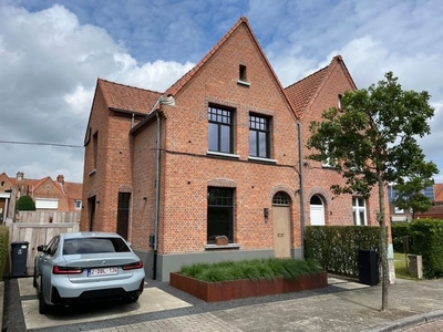 Gerenoveerde woning met hoge afwerkingsgraad + garagebox