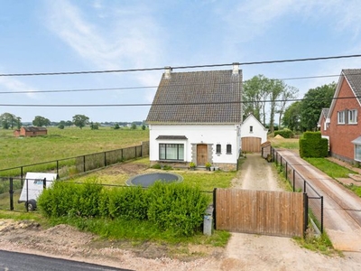 RIJKEVORSEL - Charmante woning met bijgebouwen