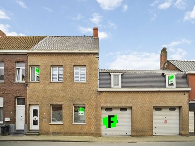 Ruime gezinswoning met 2 garages in hartje Nieuwkerke!