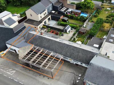 Entrepôt de 100m² avec grand parking de 25m de façade sur 7m