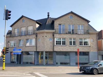 Gelijkvloerse handelsruime 198m² op een zeer goede commercië