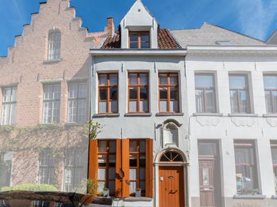 Gerenoveerde begijnhofwoning met 3 slk en stadstuintje