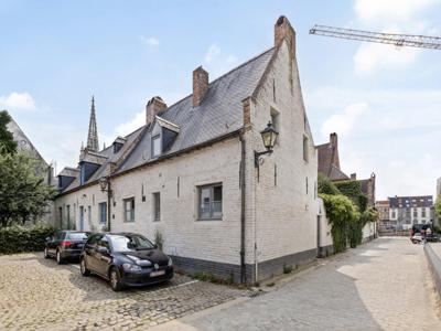 Knusse Begijnhofwoning met 2 slaapkamers en ommuurde tuin.