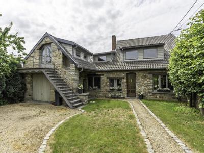 Magnifique maison en pierres du pays avec garage et jardin