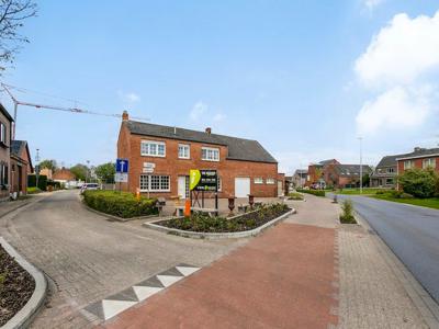 Ruime handelswoning met 4 slpks en commerciële ruimte op 63…