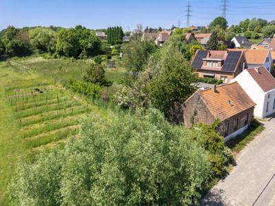 Totaal te renoveren hoevegebouw op uniek terrein van 21a30ca