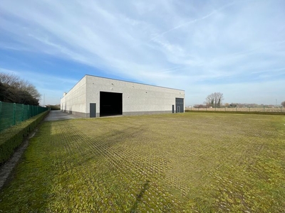 1.393 m² loods met 588 m² kantoren en unieke zichtlocatie...