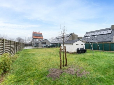 Alléénstaande woning met 6 slaapkamers, garage en tuin op...