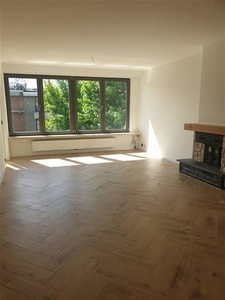 Gerenoveerd 2- spk- appartement met terras!